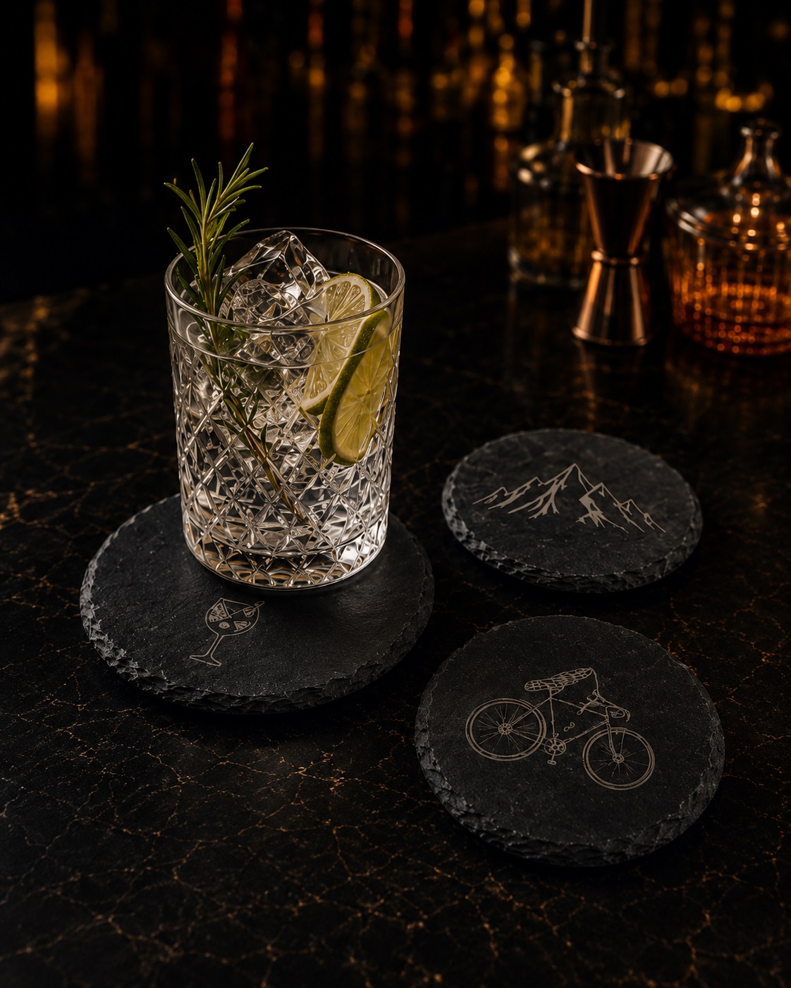Gin-Glas auf graviertem Schiefer-Untersetzer